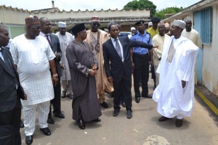 Minister on a tour around the hospital